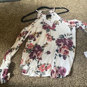 Daytrip cold shoulder top; very cute